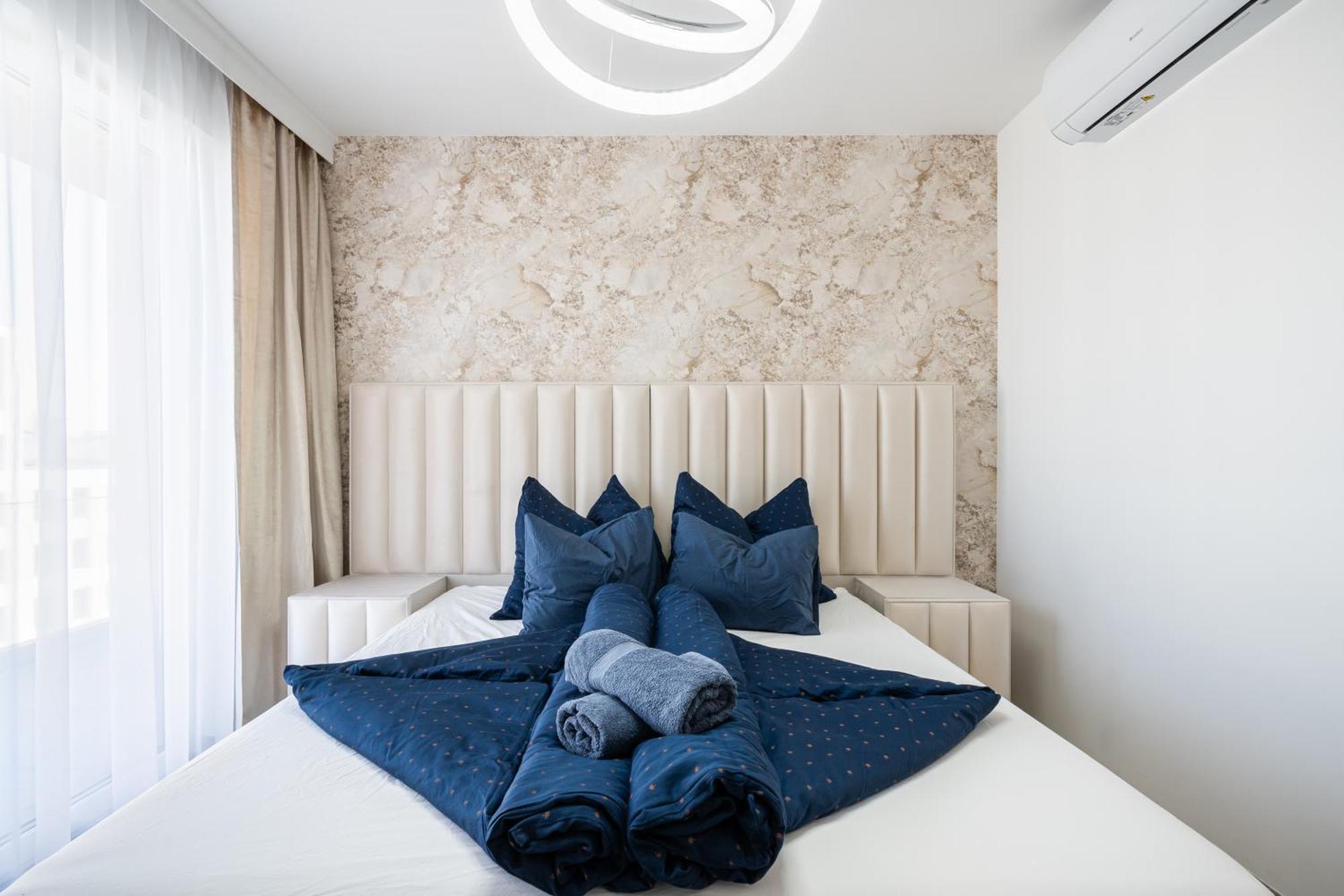 Corvin 5 Stars Luxury With Free Parking Апартаменти