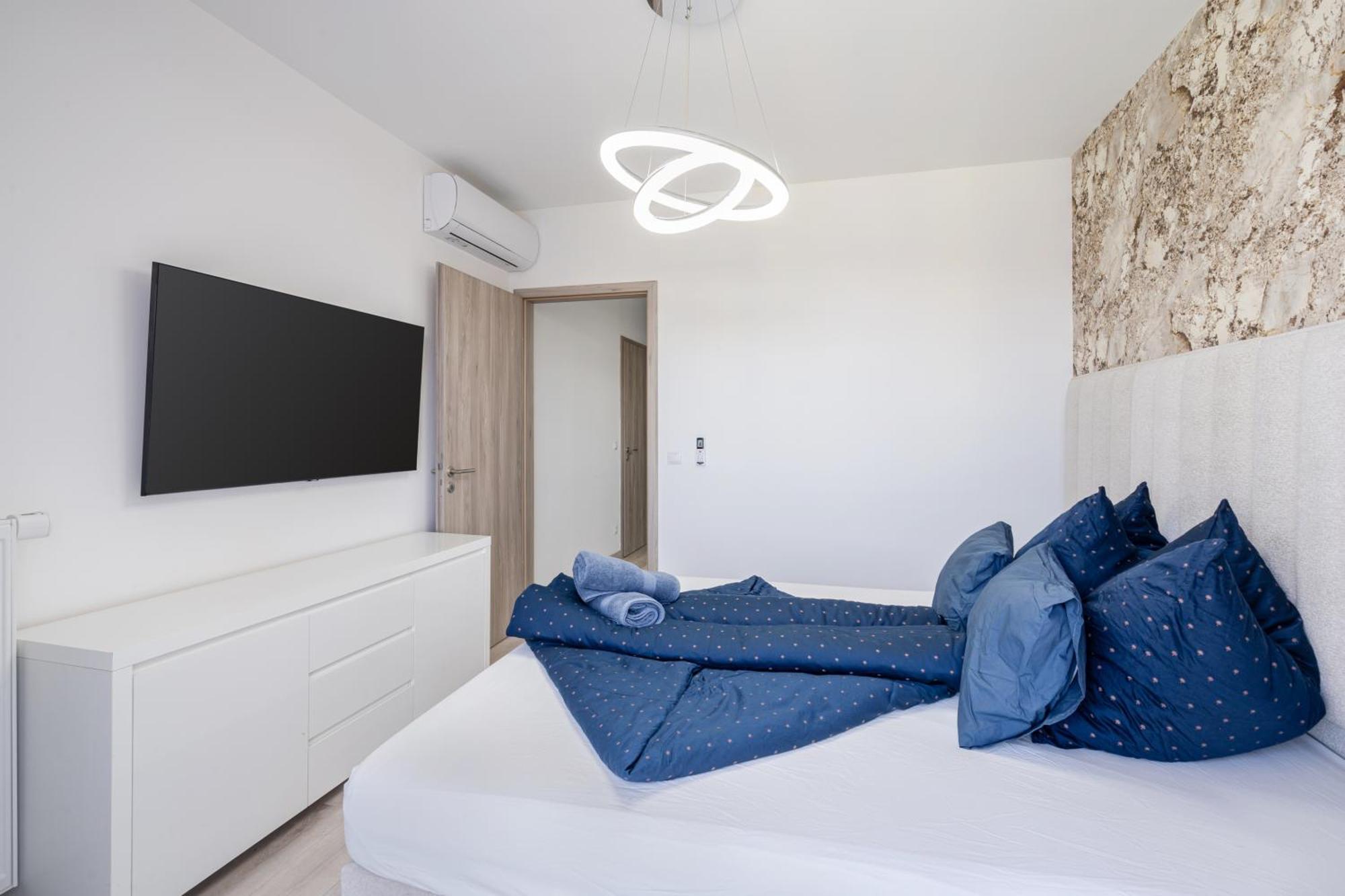 Corvin 5 Stars Luxury With Free Parking Апартаменти *